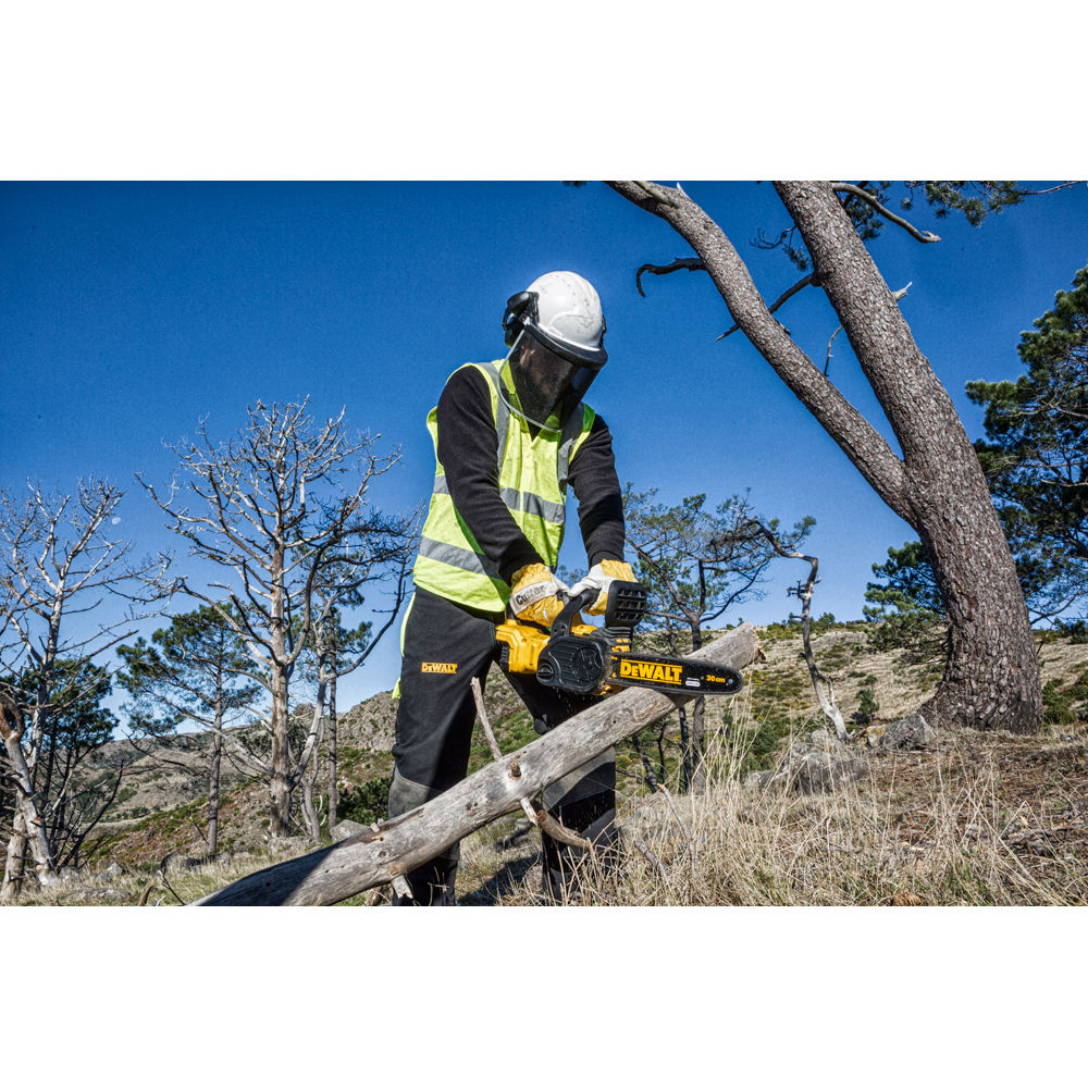 Dewalt Dcm565p1 18v Xr 30cm Brushless Chainsaw With 5ah Battery And Charger Machine Mart 0543